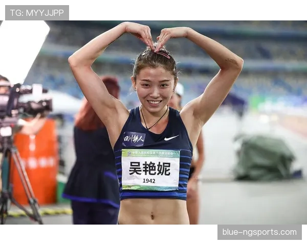 吴艳妮赛场像动作戏女主，街头却像随便逛超市的邻家大姐——这反差太上头